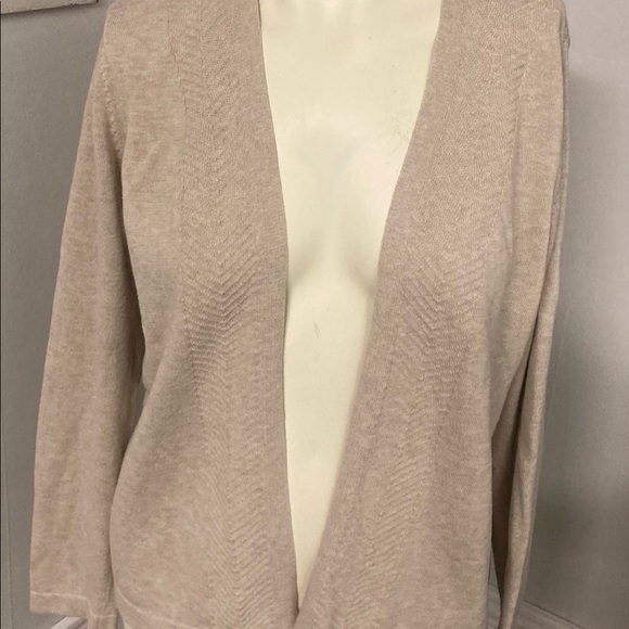 Like new! Liz Claiborne beige cardigan - Picture 5 of 16